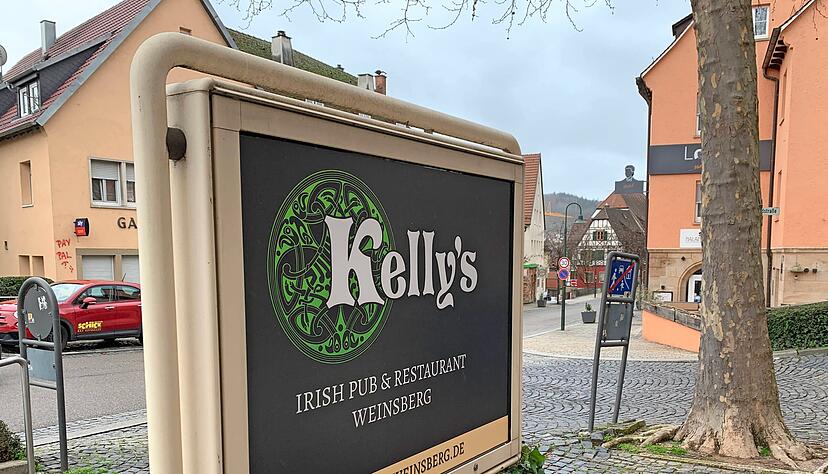 Oberirdische Werbung für eine Gastronomie im Keller. Dauerhaft in Betrieb war Kelly"s Pub nie. Nun soll den Räumlichkeiten neues Leben eingehaucht werden.