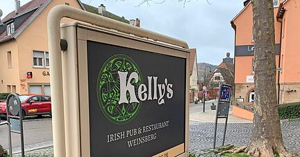 Oberirdische Werbung für eine Gastronomie im Keller. Dauerhaft in Betrieb war Kelly"s Pub nie. Nun soll den Räumlichkeiten neues Leben eingehaucht werden.