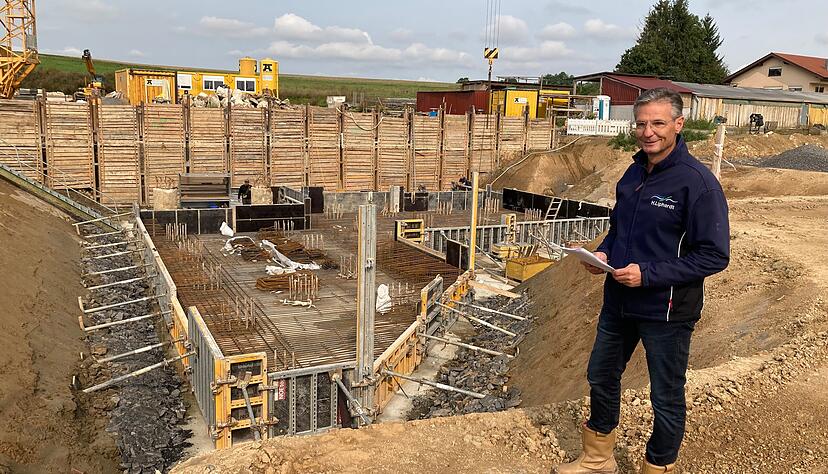 Bauleiter Henry Liphardt vom Zweckverband beaufsichtigt die Arbeiten am Auslassbauwerk. Hier wird die Elsenz künftig kontrolliert abfließen.