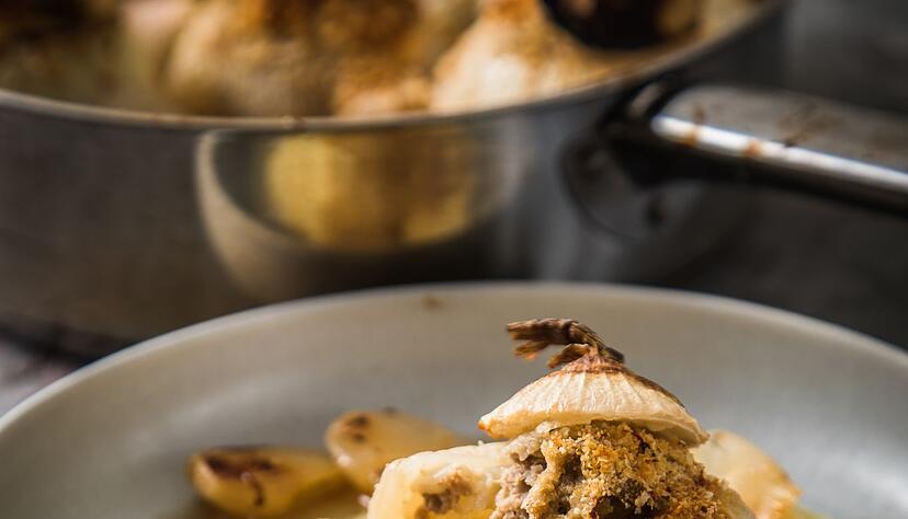 Kartoffelp&uuml;ree ist die perfekte Beilage f&uuml;r gef&uuml;llte Zwiebeln. Dazu noch eine leckere So&szlig;e und fertig ist die Mahlzeit.