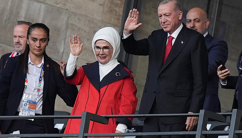 Recep Tayyip Erdogan (2.v.r), Präsident der Türkei, und seine Frau Emine Erdogan winken vor dem Spiel auf der Tribüne. Recep Tayyip Erdogan (2.v.r), Präsident der Türkei, und seine Frau Emine Erdogan winken vor dem Spiel auf der Tribüne.