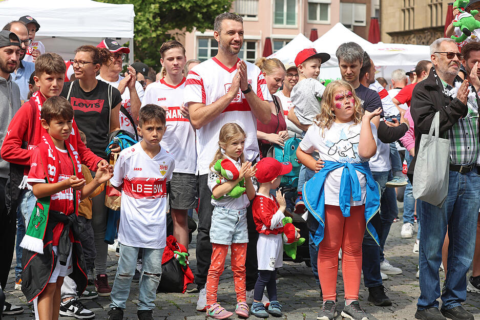 Zur Ländle-Sommertour ist der VfB Stuttgart auf den Heilbronner Marktplatz gekommen. Das Fan-Event musste jedoch unterbrochen werden.
