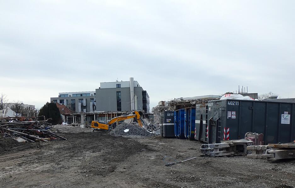 Auf dem Gel&auml;nde in Bad Rappenau liegt Bauschutt vom Abriss des Rappsodie-Hallenbads verteilt.