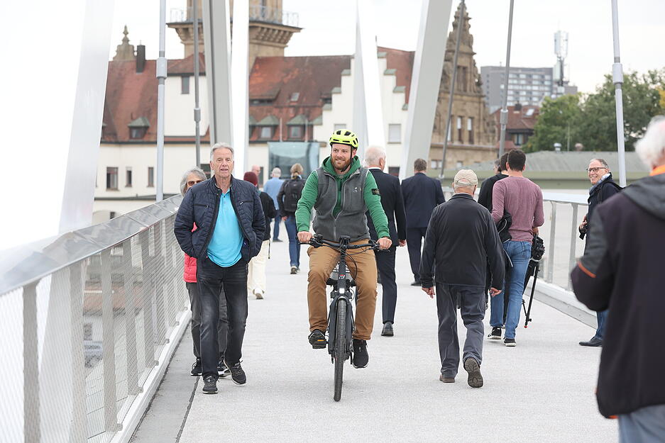 Die Blitz-Brücke über die 17 Bahngleise des Hauptbahnhofs ist seit diesen Donnerstag, 11 Uhr, für Fußgänger und Radfahrer begehbar. Die Blitz-Brücke über die 17 Bahngleise des Hauptbahnhofs ist seit diesen Donnerstag, 11 Uhr, für Fußgänger und Radfahrer begehbar.