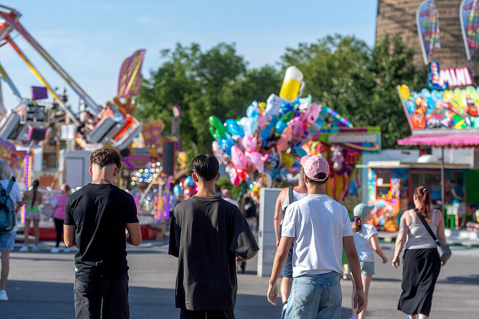 Das Heilbronner Volksfest ist seit Freitag, 4. Juli, eröffnet. Die Theresienwiese verwandelt sich bis zum 13. Juli in ein buntes Areal mit über 100 Attraktionen, Live-Musik und Göckele.