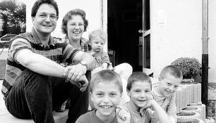 Der evangelisch-methodistische Pastor Holger Panteleit mit Ehefrau Kathrin und vier ihrer f&uuml;nf Kinder in &Ouml;hringen. (Foto: Regina Koppenh&ouml;fer)