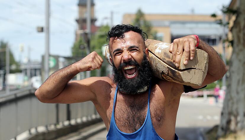 Kraft, Ausdauer, gute Laune: Seit mehreren Jahren ist der B&ouml;ckinger Mehmet Topy&uuml;rek bei Ausdauerl&auml;ufen mit einem Baumstamm unterwegs.
Foto: Archiv/Veigel