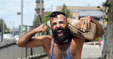 Kraft, Ausdauer, gute Laune: Seit mehreren Jahren ist der B&ouml;ckinger Mehmet Topy&uuml;rek bei Ausdauerl&auml;ufen mit einem Baumstamm unterwegs.
Foto: Archiv/Veigel