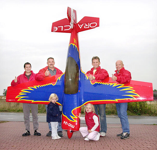 2003: Eppinger Modellflieger versuchen ihr Glück bei der ZDF-Show "Wetten, dass...?" Sie wollen ihr Können bei der Außenwette in Karlsruhe unter Beweis stellen. Das Team von links besteht aus Jörg Körner, Bert Tönsmann, Wolfgang Kappler und Ewald Hörner.