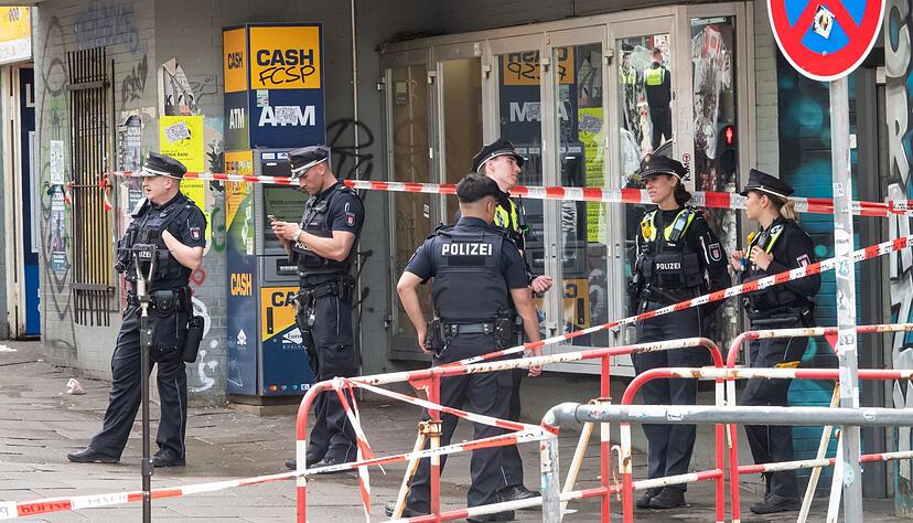 Laut Polizei ging der Mann mit einem Schieferhammer und einem Molotowcocktail bedrohlich auf Passanten zu.