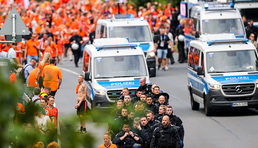 Der Fanmarsch der Niederlande ist eine der Party-Attraktionen der EM 2024. Zuvor gab es aber in Dortmund wohl Ausschreitungen.