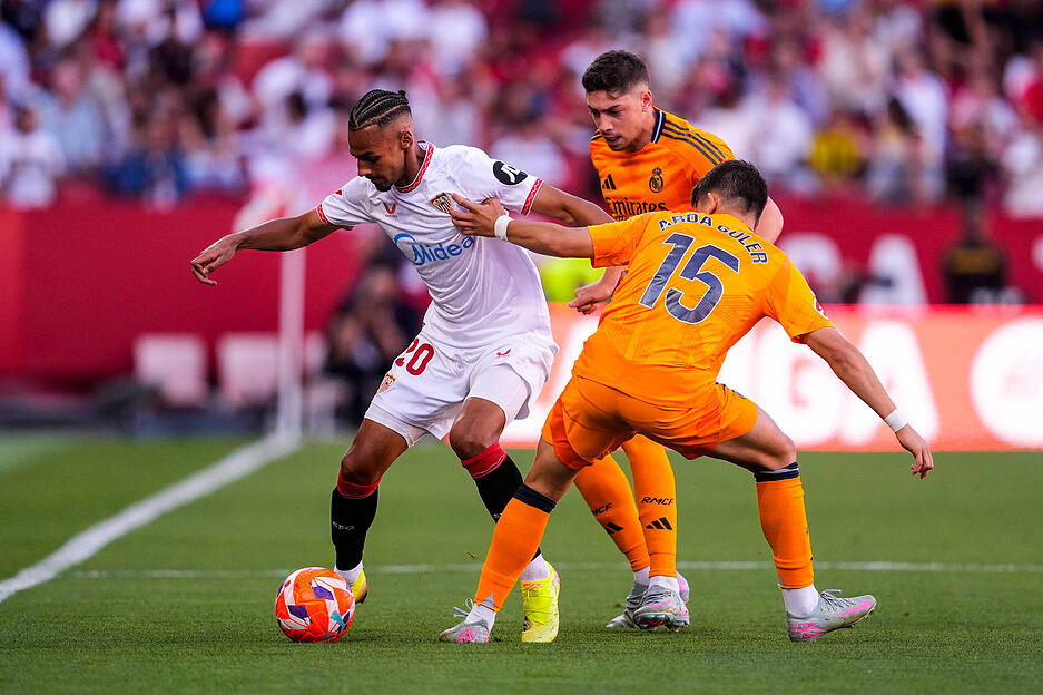 Aktuell steht Djibril Sow beim FC Sevilla unter Vertrag. Der ehemalige Spieler von Eintracht Frankfurt ist einer Rückkehr in die Bundesliga aber wohl nicht abgeneigt. Der VfB Stuttgart soll Interesse haben.