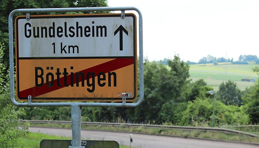 Ein Verkehrsschild, über das zurzeit mancher Böttinger nur bitter schmunzeln kann: Statt einem Kilometer ins nahe Gundelsheim müssen die "Halbinselbewohner" noch einige Zeit ungefähr 20 zurücklegen. Fotos: Alexander Klug Ein Verkehrsschild, über das zurzeit mancher Böttinger nur bitter schmunzeln kann: Statt einem Kilometer ins nahe Gundelsheim müssen die "Halbinselbewohner" noch einige Zeit ungefähr 20 zurücklegen. Fotos: Alexander Klug