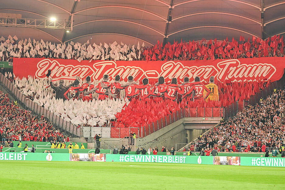 Die Fans des SC Freiburg hatten kein Feuerwerk, daf&uuml;r aber ein sch&ouml;ne Choreo mitgebracht und ausgerollt.