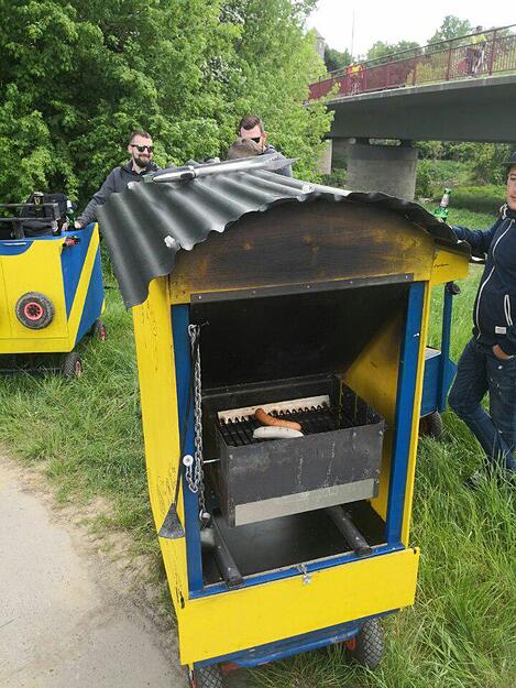 Der Grillwagen mit Brötchenfach und einem weiteren Fach für Grillkohle ist auf der Tour fast ununterbrochen in Betrieb. Der Grillwagen mit Brötchenfach und einem weiteren Fach für Grillkohle ist auf der Tour fast ununterbrochen in Betrieb.