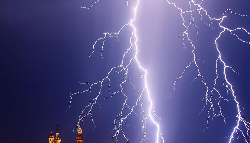 Sieht faszinierend aus, so ein Blitz, kann im Haus aber teure Schäden an der Elektronik verursachen. Sieht faszinierend aus, so ein Blitz, kann im Haus aber teure Schäden an der Elektronik verursachen.