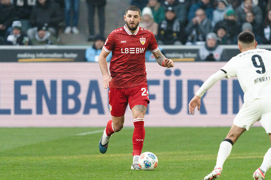 Jeff Chabot: Kl&auml;rte als Fels in der Brandung die B&auml;lle. Hielt die Abwehr zusammen und war gewohnt sicher in der Luft. Note: 3