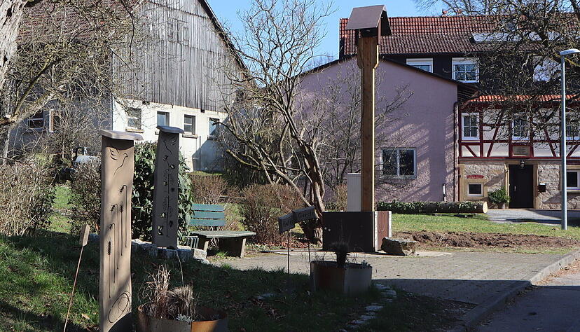 In der Halberger Ortsmitte steht derzeit noch ein Provisorium als Glockenturm. Der neue wird um einiges h&ouml;her als dieser.