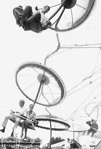 Dieses Pärchen genießt im Sommer 1964 das luftige Fahrgeschäft auf der Heilbronner Theresienwiese.