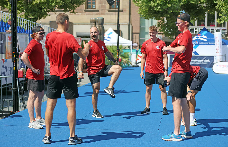 Warum-up ohne Schlittschuhe: Die Falken-Profis mit Franz Jokinen, Freddy Cabana, Corey Mapes, Patrick Berger, Calder Anderson und Gunars Skorcovs.