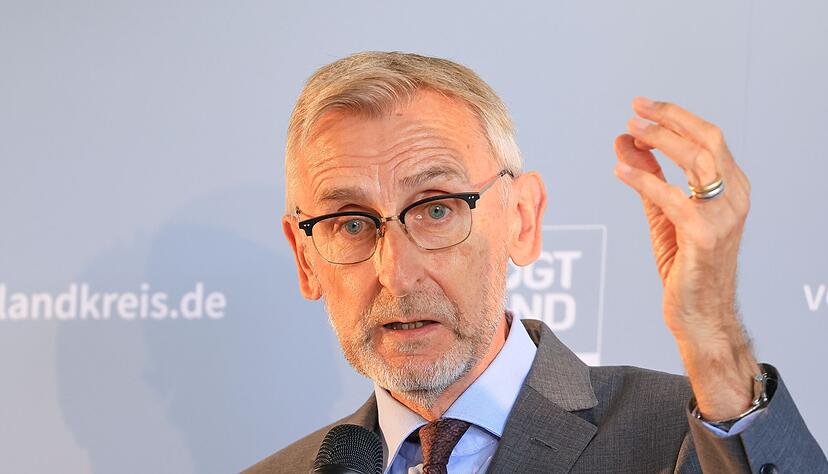 Sachsens Innenminister, Armin Schuster (CSU), sagt, die Umstellung auf Asylbewerberleistungen für neu angekommene ukrainische Flüchtlinge müsse jetzt schnell kommen. (Archivfoto) Sachsens Innenminister, Armin Schuster (CSU), sagt, die Umstellung auf Asylbewerberleistungen für neu angekommene ukrainische Flüchtlinge müsse jetzt schnell kommen. (Archivfoto)