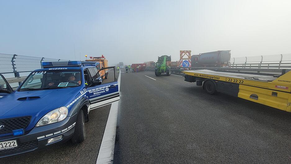 Unfall A81 | Lkw verliert Ladung bei Möckmühl Unfall A81 | Lkw verliert Ladung bei Möckmühl