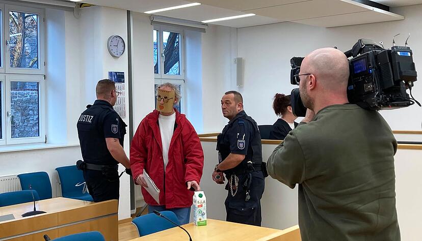 Zum Auftakt des Prozesses um die mutmaßliche Geiselnahme war der Andrang groß; der Zuschauer Raum war fast vollständig besetzt.