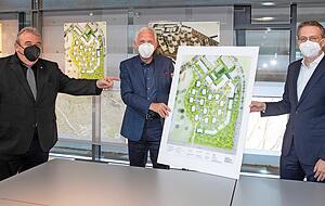 Freuen sich auf ein neues Baugebiet (v.l.) Bürgermeister Wilfried Hajek, Oberbürgermeister Harry Mergel und Stadtsiedlungschef Dominik Buchta.