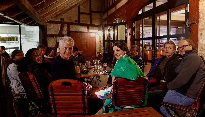 Nach der "G&ouml;tz"-Probe: Bernadette Hug, die in diesem Jahr die Adelheid spielt, mit "Weislingen" Christian Baus. Links daneben Regisseur Christoph Biermeier.