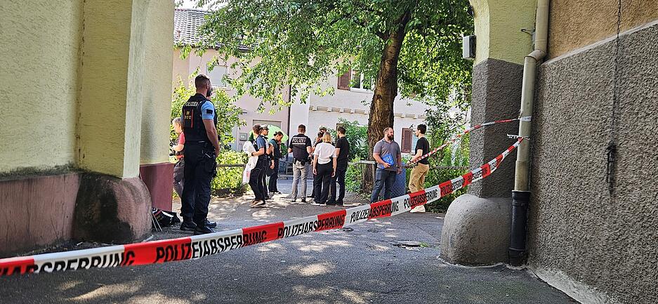 Einsatzkräfte der Polizei sind in der Nähe einer Stuttgarter Gaststätte im Einsatz.