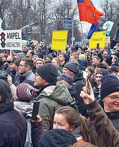 Aus Protest gegen die vorgesehene Streichung von Steuervergünstigungen haben Tausende Landwirte gegen die Bundesregierung mobil gemacht – unter ihnen Stefan Kerner aus Erlenbach. Aus Protest gegen die vorgesehene Streichung von Steuervergünstigungen haben Tausende Landwirte gegen die Bundesregierung mobil gemacht – unter ihnen Stefan Kerner aus Erlenbach.