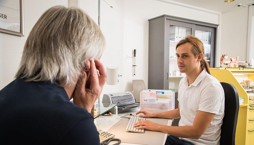 &Auml;rzte k&ouml;nnen bei einem Tinnitus eine Digitale Gesundheitsanwendung (DiGA) verordnen. Diese wird dann von der Krankenkasse bezahlt.