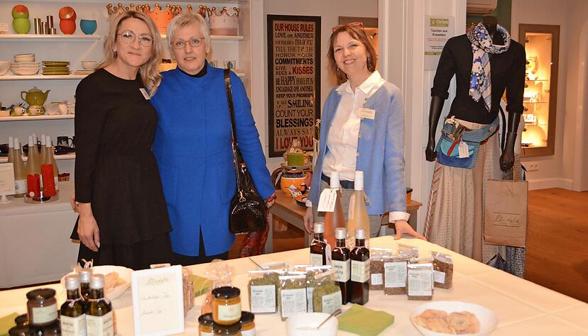 Im Lindele von links: Helena Kalis (Lindele), Kundin Elke Gassert und Christina Schumm (auch vom Lindele) Im Lindele von links: Helena Kalis (Lindele), Kundin Elke Gassert und Christina Schumm (auch vom Lindele)