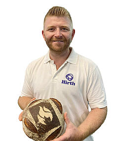 Bäckermeister Johannes Hirth mit einem aufwendig verzierten Brot. Bäckermeister Johannes Hirth mit einem aufwendig verzierten Brot.