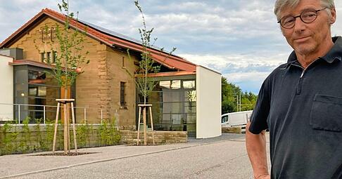 Der Sulzfelder Inhaber und Architekt Wolfram Pfaus hat mit dem Kultur-Schuppen einen Platz für Kunst, Kultur und Weingenuss geschaffen.
Fotos: Jörg Kühl Der Sulzfelder Inhaber und Architekt Wolfram Pfaus hat mit dem Kultur-Schuppen einen Platz für Kunst, Kultur und Weingenuss geschaffen.
Fotos: Jörg Kühl