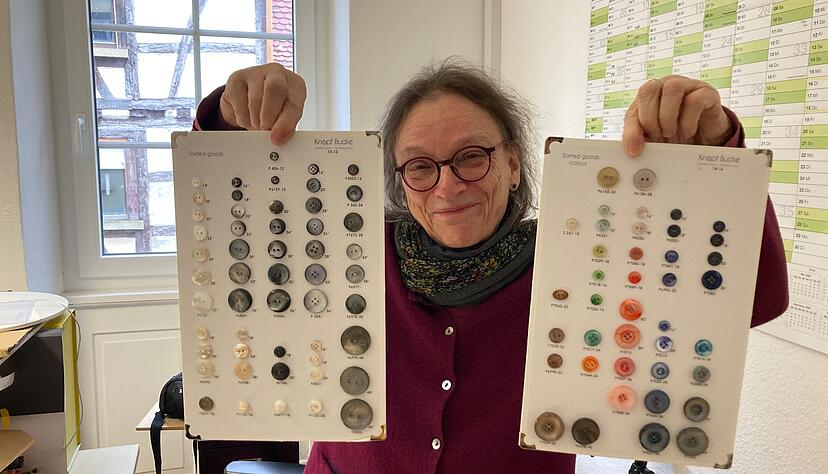 Der Eppinger Knopf-Händler Budke zieht nach Reihen um. Mitarbeiterin Marion Schmuda zeigt zwei Karten der aktuellen Kollektion.