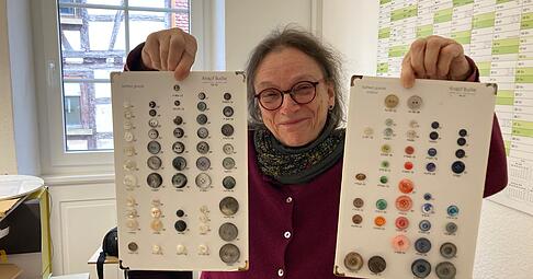 Der Eppinger Knopf-Händler Budke zieht nach Reihen um. Mitarbeiterin Marion Schmuda zeigt zwei Karten der aktuellen Kollektion.
