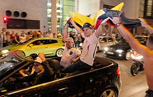 Das sehen die Ordnungsh&uuml;ter nicht gerne: Bei Cabrios auf dem Kofferraum sitzen ist zu gef&auml;hrlich und kann beim Bremsen zu b&ouml;sen Verletzungen f&uuml;hren.  Foto: Archiv/Mugler