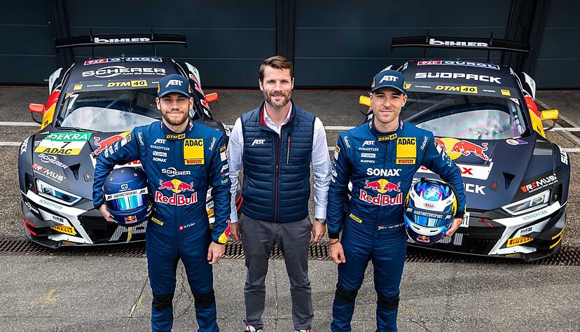 Das Abt-Team beantworten die Fragen der Kinder: (von links) Rennfahrer Ricardo Feller, Motorsportdirektor Martin Tomczyk und Rennfahrer Kelvin van der Linde.