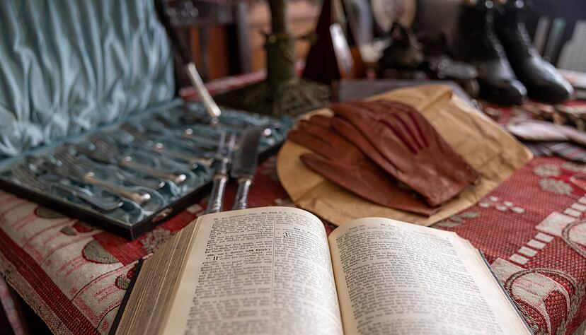Auf dem Gabentisch liegen die Geschenke unverpackt unter dem Weihnachtsbaum. Auf dem Gabentisch liegen die Geschenke unverpackt unter dem Weihnachtsbaum.