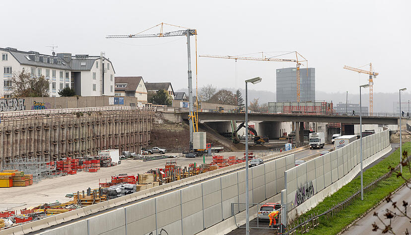 Die "Elefantenbrücke" über der A81 zwischen Sindelfingen und Böblingen. Sie wird zum Teil abgerissen, weil die Autobahn erweitert wird.