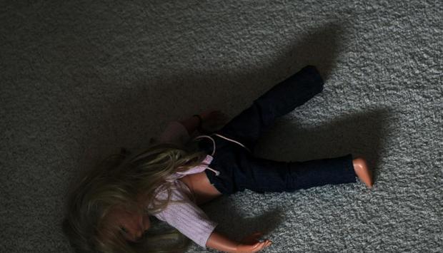 Eine Puppe liegt in einem Kinderzimmer auf dem Teppich (Symbolbild): Das BKA sucht nach einem Mann, der ein Baby mehrfach schwer sexuell missbraucht haben soll. Nach Polizeiangaben sind bislang rund 70 Hinweise eingegangen. Eine Puppe liegt in einem Kinderzimmer auf dem Teppich (Symbolbild): Das BKA sucht nach einem Mann, der ein Baby mehrfach schwer sexuell missbraucht haben soll. Nach Polizeiangaben sind bislang rund 70 Hinweise eingegangen.