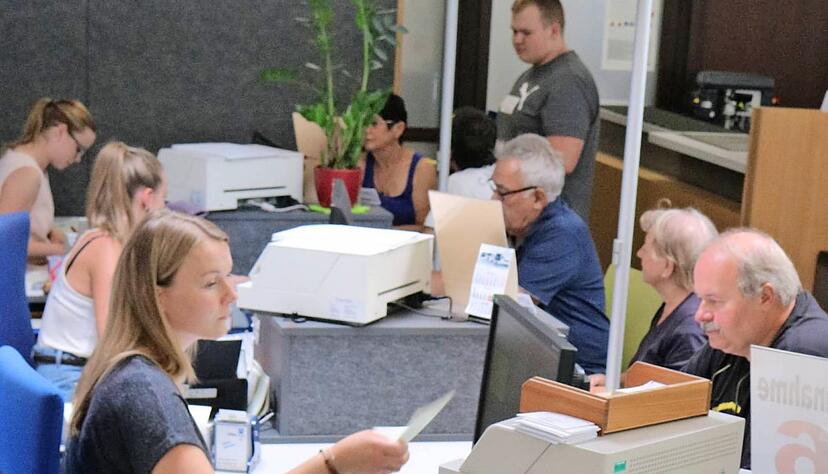 Viel los ist in der Kfz-Zulassungsstelle in K&uuml;nzelsau, seit der &Ouml;hringer Bereich am 21. Juni integriert wurde. Die Schalterbereiche wurden dazu neu geordnet.