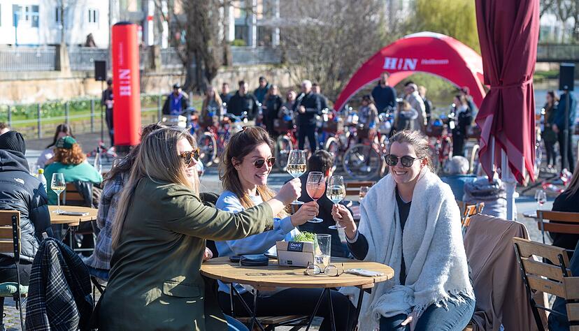 Zum Auftakt in die Saison waren Stühle und Bänke am Weinpavillon gut besetzt, überwiegend von Studenten, die dienstags Rabatt bekommen.