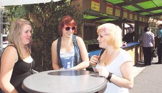 Ein bisschen plaudern und sehen, wer auf dem Stadtfest ist. Schon am Samstagmittag genossen viele den Trubel in der neuen Hauptstraße und vor den Ständen. Ein bisschen plaudern und sehen, wer auf dem Stadtfest ist. Schon am Samstagmittag genossen viele den Trubel in der neuen Hauptstraße und vor den Ständen.