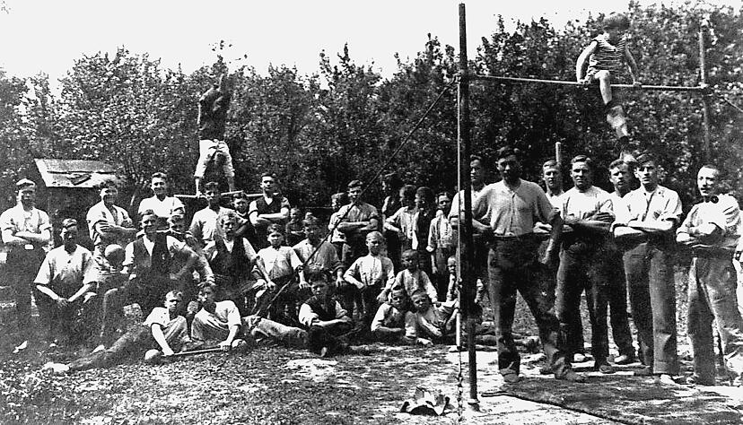 Ein Foto von anno dazumal. Aus welchem Jahr es stammt, kann Vereinschronist Wolfgang Glaunsinger nicht sagen. Als der die Geschichte des Turnvereins aufarbeitete, bekam er von älteren Mitgliedern einige Fotos.
Fotos: privat Ein Foto von anno dazumal. Aus welchem Jahr es stammt, kann Vereinschronist Wolfgang Glaunsinger nicht sagen. Als der die Geschichte des Turnvereins aufarbeitete, bekam er von älteren Mitgliedern einige Fotos.
Fotos: privat