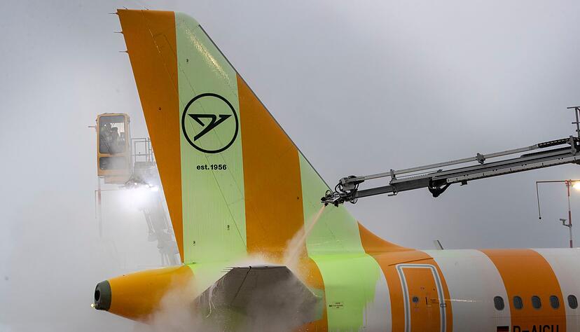 Ein Flugzeug wird auf dem Frankfurter Flughafen enteist. Ein Flugzeug wird auf dem Frankfurter Flughafen enteist.