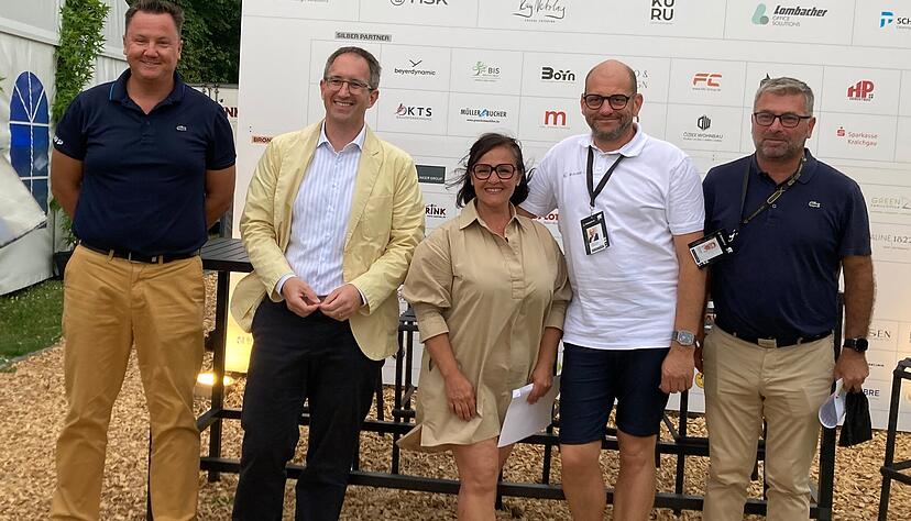 Ihre Gespräche fruchten: Oberbürgermeister Sebastian Frei (Zweiter von links), Mine Cebeci (Mitte) und Christoph Bohnsack (Zweiter von rechts). Ihre Gespräche fruchten: Oberbürgermeister Sebastian Frei (Zweiter von links), Mine Cebeci (Mitte) und Christoph Bohnsack (Zweiter von rechts).