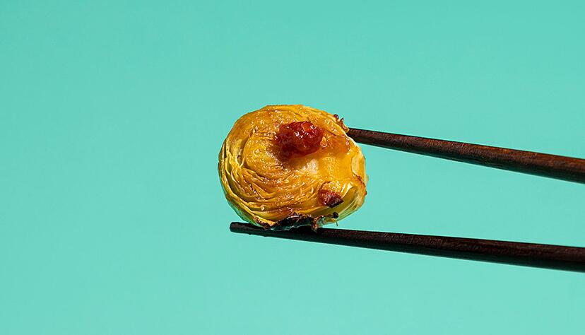 Im Ofen geröstet und mit Chilisauce gewürzt, bekommt Rosenkohl eine asiatische Note. Im Ofen geröstet und mit Chilisauce gewürzt, bekommt Rosenkohl eine asiatische Note.