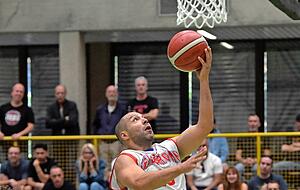 In dieser Szene legt Themistoklis Koupidis das Spielger&auml;t sicher in den Korb. Doch die Reds lie&szlig;en gegen M&ouml;hringen zu viele einfache Punkte liegen.